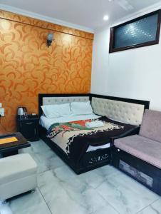 un dormitorio con una cama y una silla en Kempty Lake Waterfall Resort - Run by Anaysha Group, en Mussoorie 28 fotos más