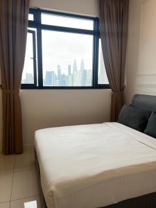 una cama en una habitación con una ventana grande en Chambers Residence by Gloria Homes, en Kuala Lumpur 46 fotos más