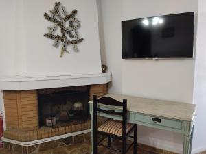 Cette chambre dispose d'une cheminée, d'un bureau et d'une télévision. dans l'établissement Efi, à Kato Alepochori