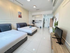 Una habitación de hotel con dos camas y un televisor. en Chambers Residence by Gloria Homes, en Kuala Lumpur