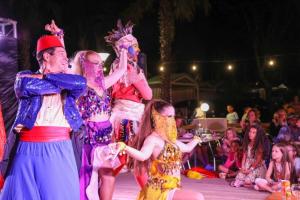 grupa ludzi w kostiumach na scenie w obiekcie Camping 3 étoiles - Parc aquatique - eecehf w Fréjus +105 zdjęć