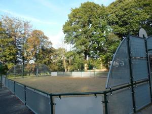 a basketball court in a park with a basketball hoop at ZEcamping 3 étoiles pet friendly avec sauna bar et restaurant in Priziac