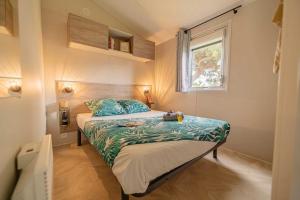 Postel nebo postele na pokoji v ubytování Camping 5 étoiles - Parc aquatique - eeiade