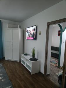 een woonkamer met een tv aan de muur bij Apartament terasa in Boekarest