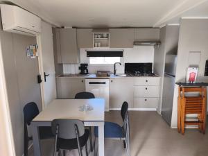 une cuisine et une salle à manger avec une table et des chaises dans l'établissement Bungalow proche mer CARRY LE ROUET, à Carry-le-Rouet 26 autres photos