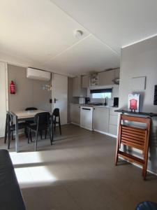 une cuisine et une salle à manger avec une table et des chaises dans l'établissement Bungalow proche mer CARRY LE ROUET, à Carry-le-Rouet