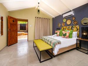 Ένα ή περισσότερα κρεβάτια σε δωμάτιο στο Zabini Lodge Rooms With Private Pools