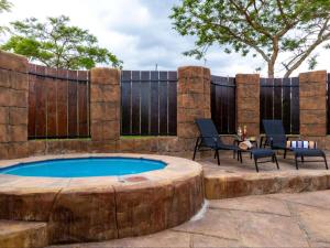 Zabini Lodge Rooms With Private Pools في نيلسبروت: فناء به مسبح وسياج خشبي