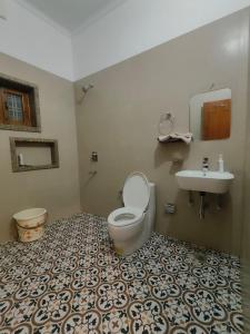 德拉敦Ashiana By Ijabojyu的带马桶和水槽的浴室