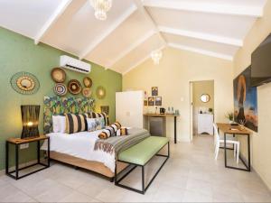 Zabini Lodge Rooms With Private Pools في نيلسبروت: غرفة نوم مع سرير وجدار أخضر