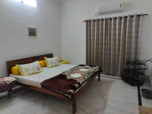 德拉敦Ashiana By Ijabojyu的房间里有一张床的卧室