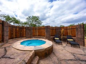 Zabini Lodge Rooms With Private Pools في نيلسبروت: فناء مع مسبح وكراسي وسياج