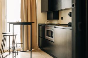 une cuisine avec une cuisinière et un comptoir dans l'établissement Lola3 Apartamento VUT, à Lucena