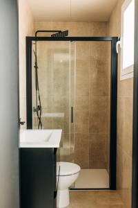 une salle de bains avec douche, toilettes et lavabo dans l'établissement Lola3 Apartamento VUT, à Lucena