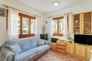 un salon avec un canapé et une télévision dans l'établissement Manuel 217 en Gran Alacant, à Gran Alacant