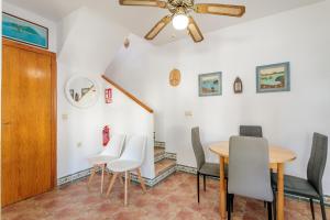 une salle à manger avec une table et des chaises et un ventilateur de plafond dans l'établissement Manuel 217 en Gran Alacant, à Gran Alacant