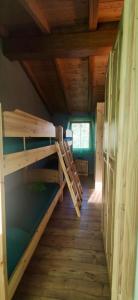 Palanda nebo palandy na pokoji v ubytování Su Kiniperu