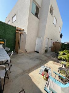 un patio avec une table et des chaises devant un bâtiment dans l'établissement Up the Hill, à Tibériade 53 autres photos