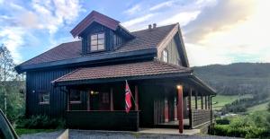 een huis met een vlag erop bij Skap Opplevelser! in Svingvoll