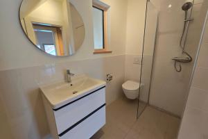 Et badeværelse på Hello Zeeland - Vroonweg 40