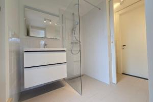 Et badeværelse på Hello Zeeland - Vroonweg 40 + 8 billeder