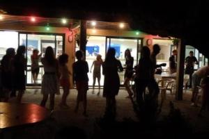 un groupe de personnes debout à l'extérieur d'un food truck dans l'établissement Camping 3 étoiles - Piscine - cbgcaia, à Buis-les-Baronnies 106 autres photos