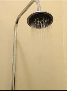 ein Duschkopf, aus dem Wasser fließt in der Unterkunft Pumzika hill homes in Arusha