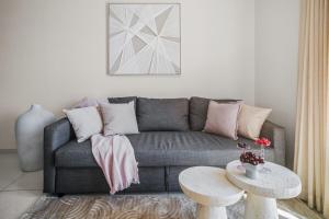 Χώρος καθιστικού στο Cozy 1BR next Mahane Hayeuda