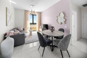 Χώρος καθιστικού στο Cozy 1BR next Mahane Hayeuda