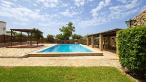 Бассейн в Villa Carmona Benalup-Casas Viejas by Ruralidays или поблизости
