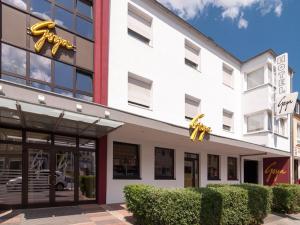un edificio con un cartel de hotel en Centro Hotel Goya en Wolfsburg