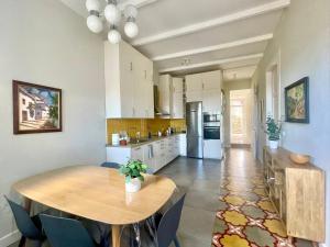 een keuken met een houten tafel in een kamer bij Casa Orijamas in Calera