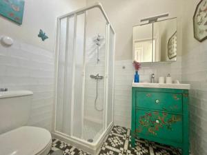een badkamer met een douche en een groene kast bij Casa Orijamas in Calera +10 foto's