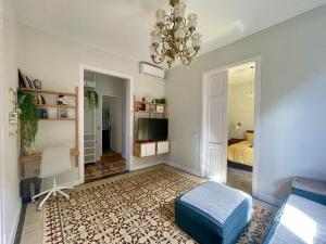 een woonkamer met een bed en een kroonluchter bij Casa Orijamas in Calera