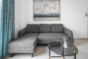 Χώρος καθιστικού στο Stylish 1-Bed Flat at Jtower