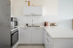 Η κουζίνα ή μικρή κουζίνα στο Stylish 1-Bed Flat at Jtower