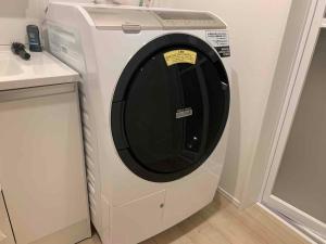 - un lave-linge installé dans une cuisine à côté d'un comptoir dans l'établissement Ochiai Open House, à Tokyo