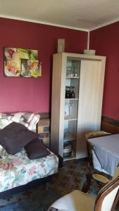 une chambre avec un lit et une étagère dans l'établissement Maison de vacances ou chambres d'hôtes belle campagne auvergnate, à Saint-Julien-la-Geneste