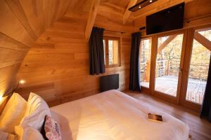 Postel nebo postele na pokoji v ubytování Domaine de Haslach, The Originals Collection, Résidence de Tourisme + 97 fotografií