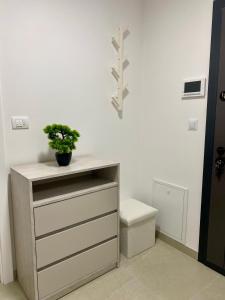 une salle de bains avec une commode, des toilettes et une plante dans l'établissement FILIP Lux Apartman sa garažom, à Doboj 16 autres photos