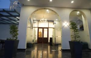 Η πρόσοψη ή η είσοδος του Su Casa Banquets and Hotel