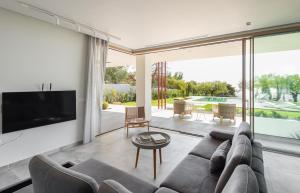 un salon avec un canapé et une télévision dans l'établissement Luria Homes, à Lagomandra