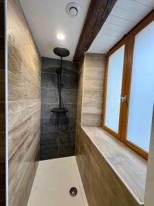 ein Badezimmer mit Dusche und Fenster in der Unterkunft Camp de Base - retraite d'exception 16 personnes in Les Orres