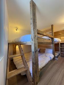 ein paar Etagenbetten in einem Zimmer in der Unterkunft Camp de Base - retraite d'exception 16 personnes in Les Orres