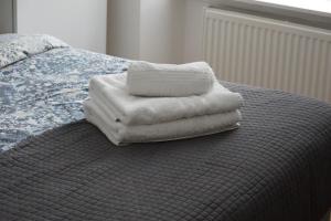 En eller flere senge i et værelse på Luxury 1-Bedroom Apartment - Central Dundee