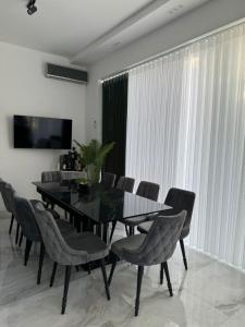 TV a/nebo společenská místnost v ubytování Sea Key Villa