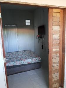 a small bedroom with a bed in a room at Quarto e banheiro in Camocim