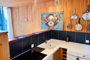 シャモニー・モンブランにあるBright apartment for 6 people in Chamonixの洗面台付きキッチン