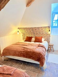 una camera da letto con un letto grande con un muro di mattoni di L'Ecrin Saint Denis, petite au centre d'Amboise! a La Celle-sous-Gouzon