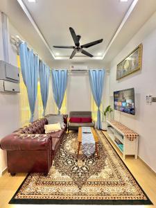 TV a/nebo společenská místnost v ubytování Tepak Nusuk Private Pool Homestay 5 Bedrooms 4 Bathrooms